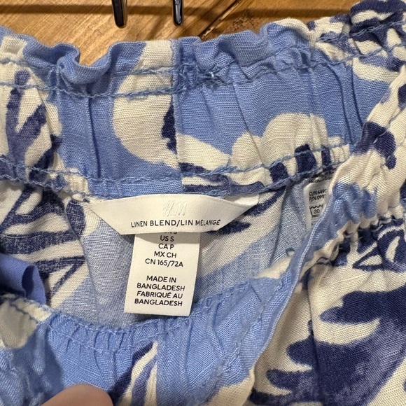 H&M Blue and White Patterned Shorts. SMALL - Picture 4 of 4